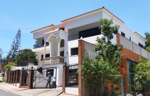 Venta Casa Townhouse, Arroyo Hondo Santo Domingo